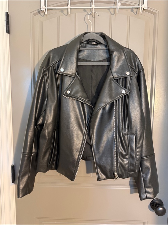 H&M Jackets & Blazers - H&M Women’s Black Faux Leather Moto Jacket with Silver Hardware